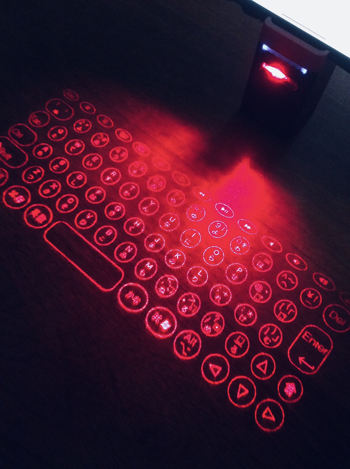 レーザー投影式キーボードはポケットにも入リます