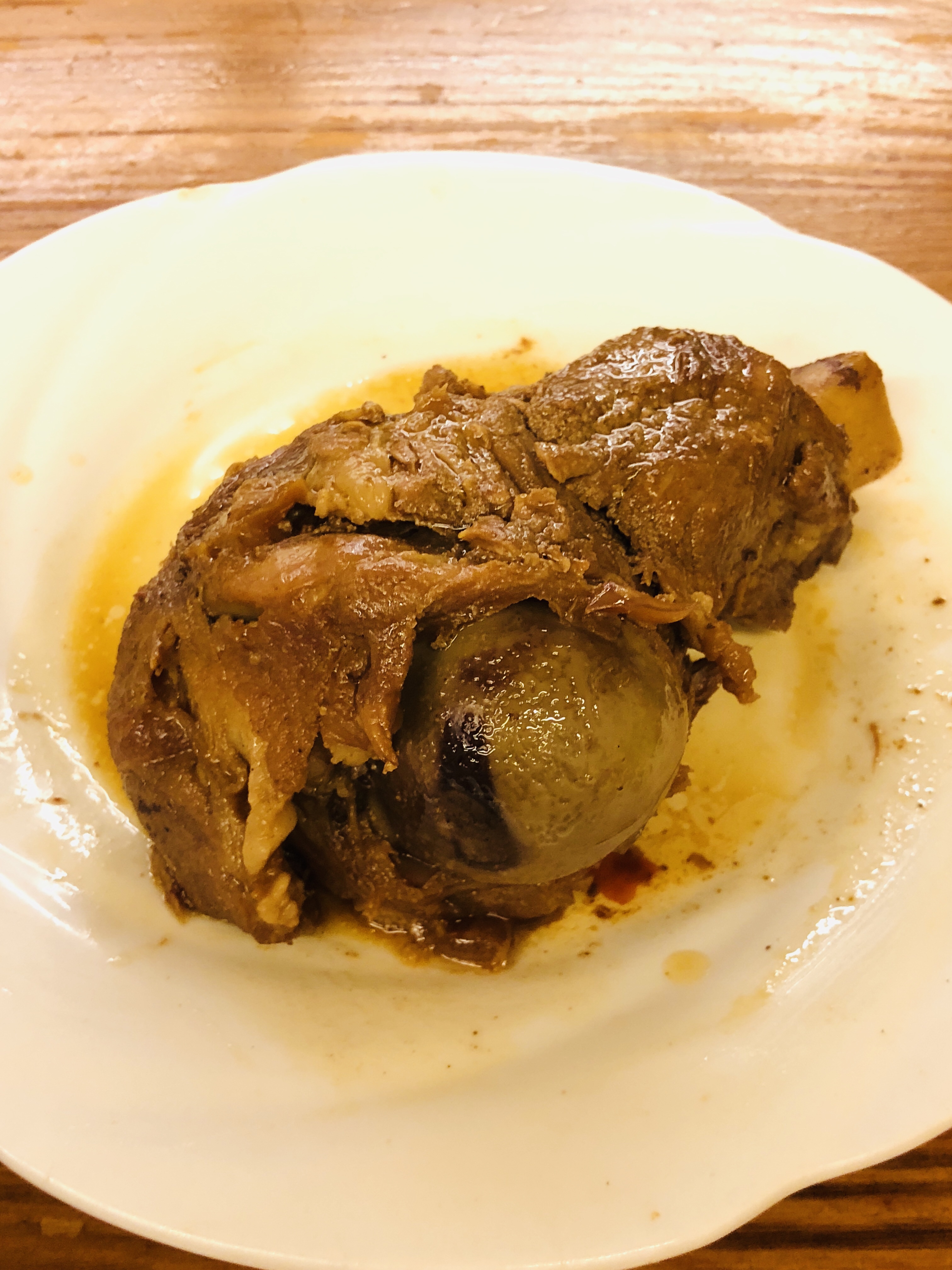04【南京路グルメ】ストローで豚の骨のエキスを吸う【醤大骨】