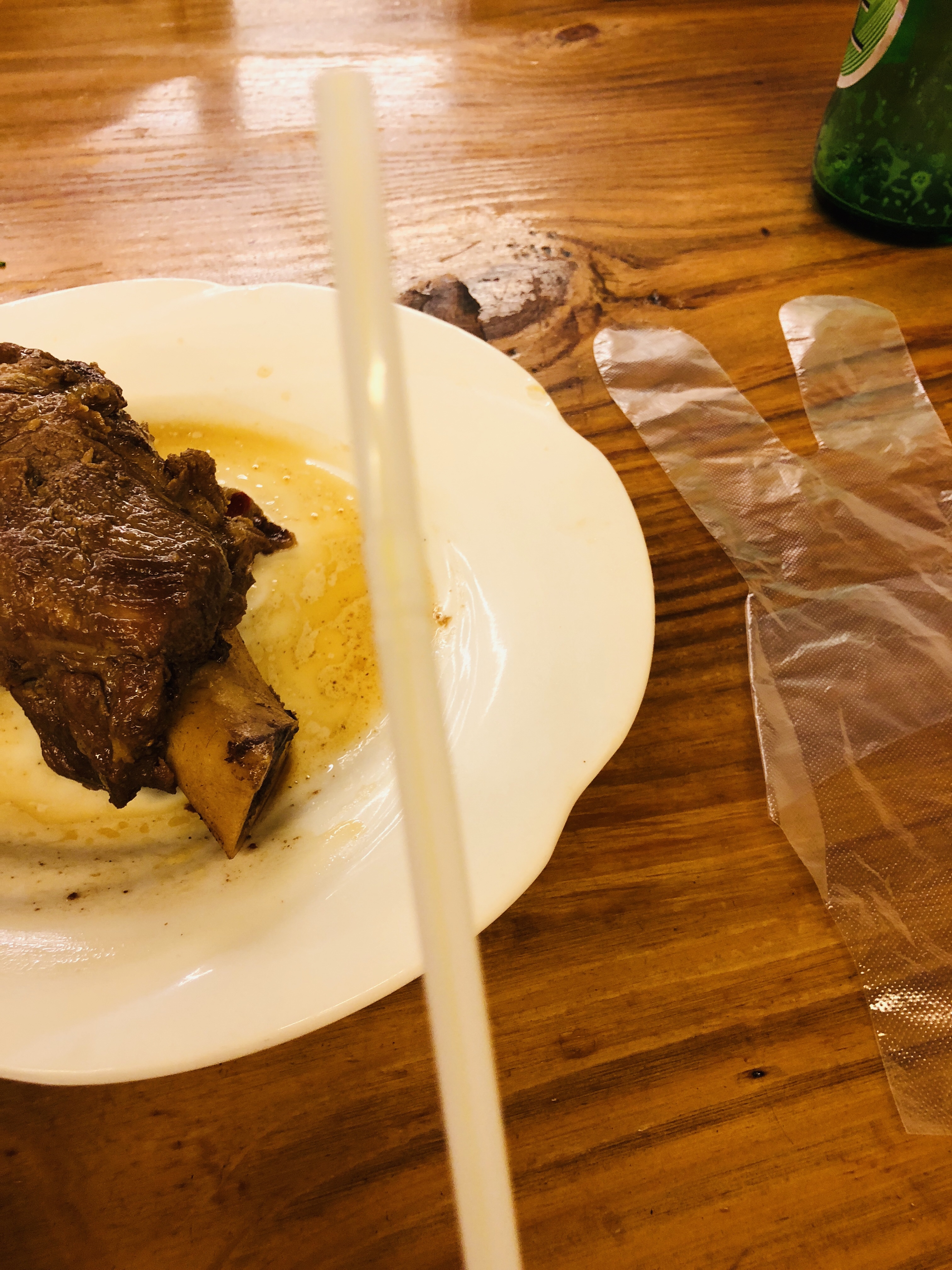 04【南京路グルメ】ストローで豚の骨のエキスを吸う【醤大骨】