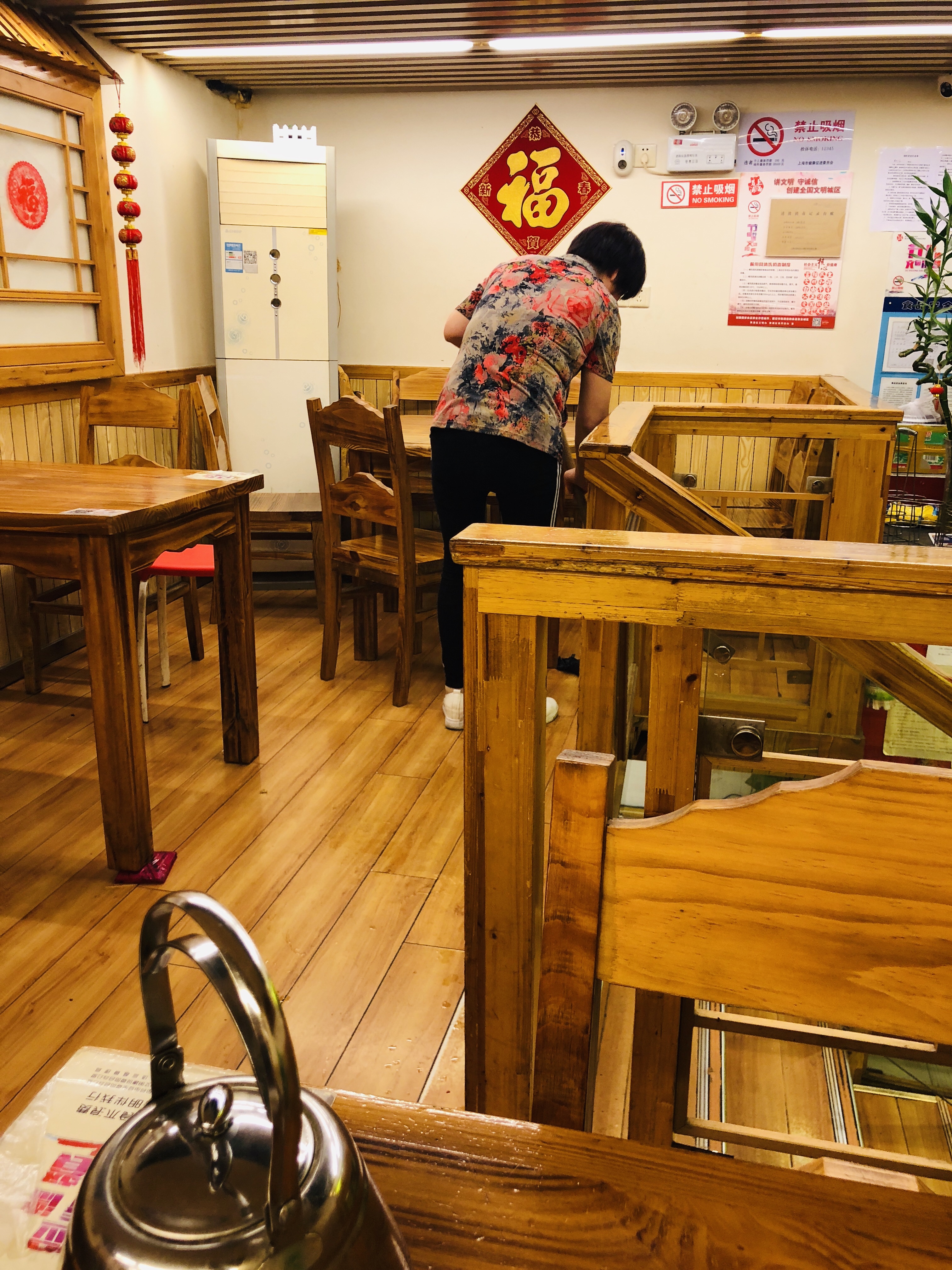 04【南京路グルメ】ストローで豚の骨のエキスを吸う【醤大骨】