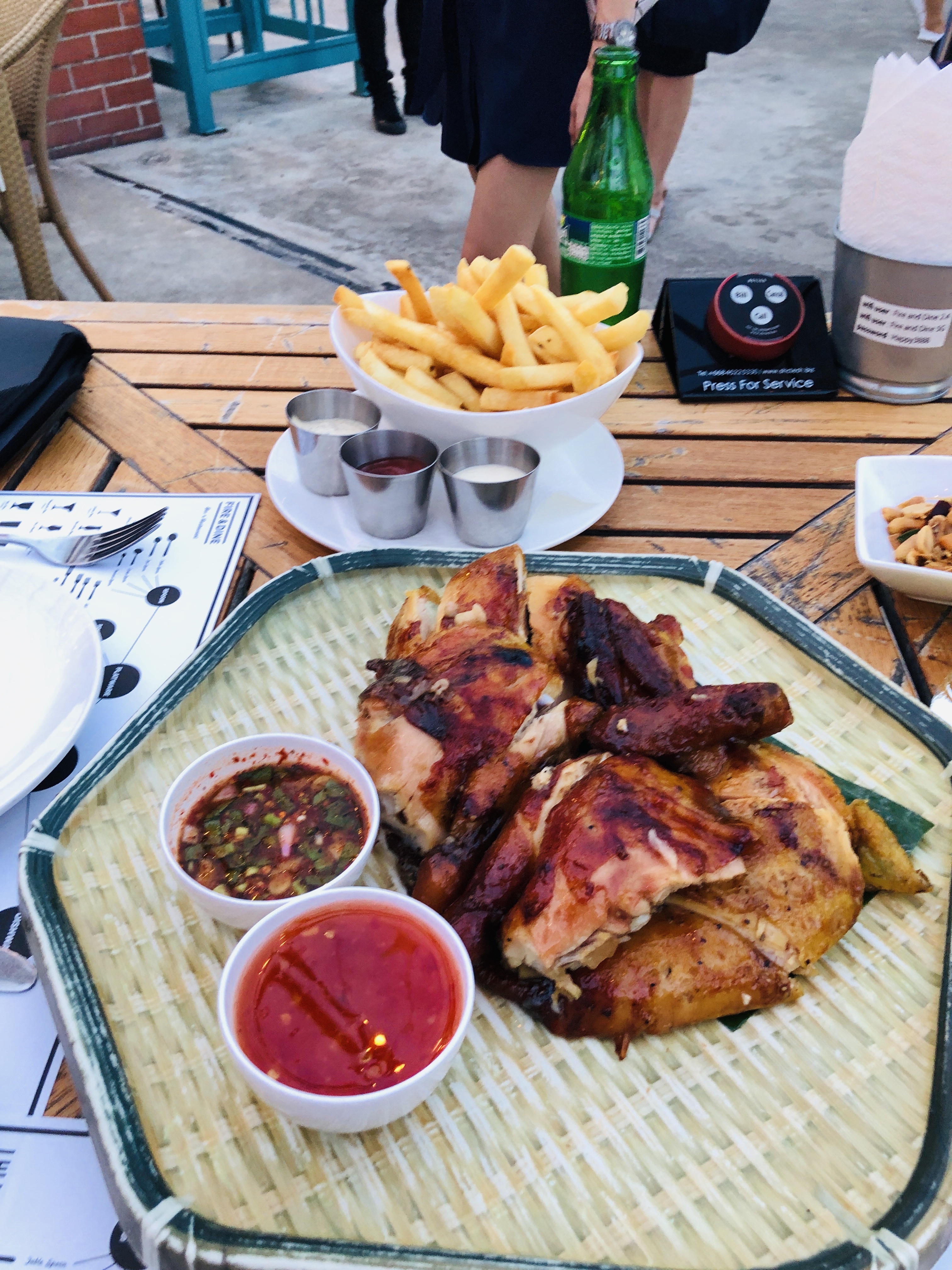 タイ旅行19【アジアティーク攻略③】夕食はグリルドチキン【レストラン】