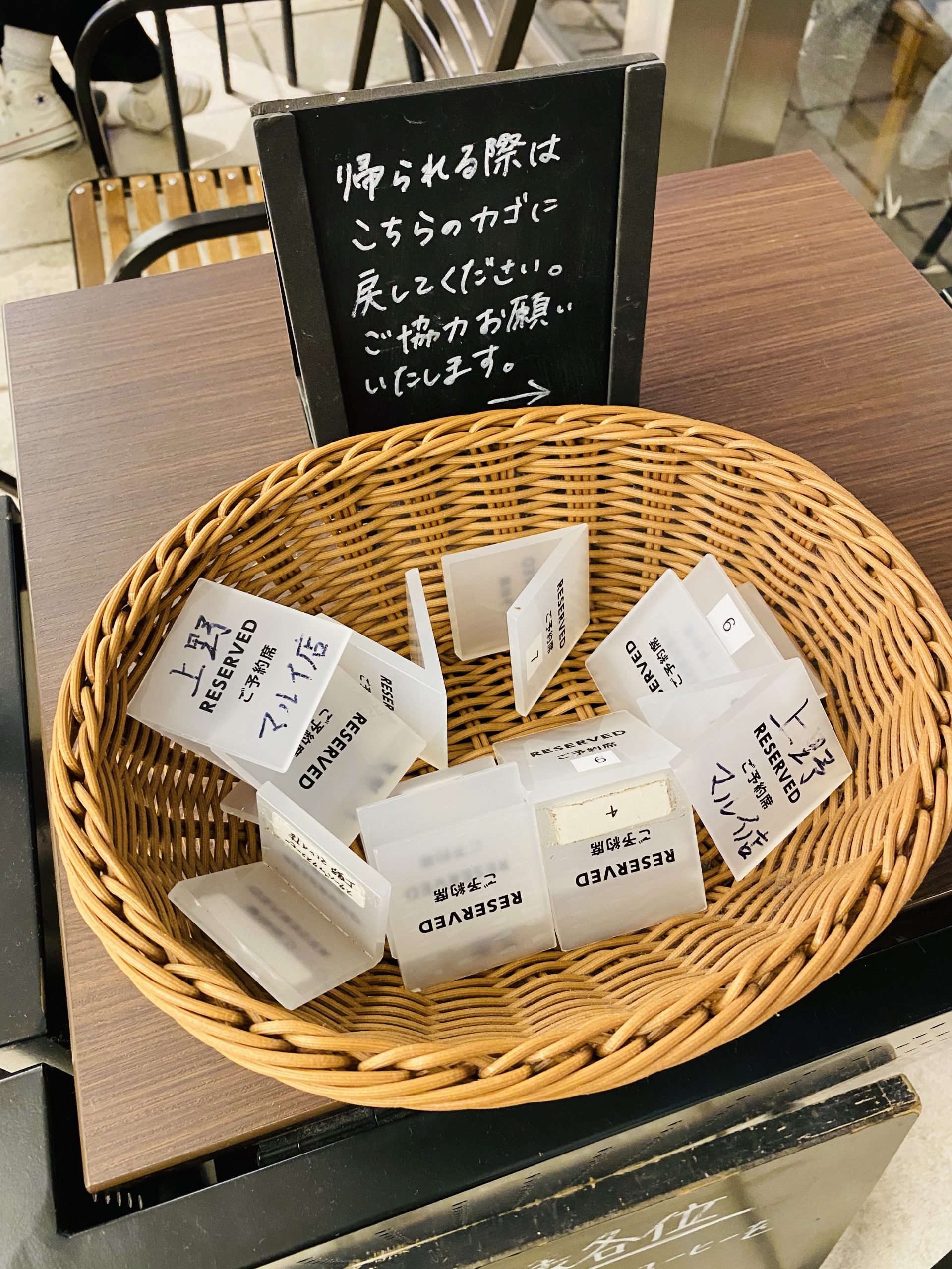 【旅行の持ち物】一人旅のフードコートやカフェでの席取りグッズ【究極の答え】