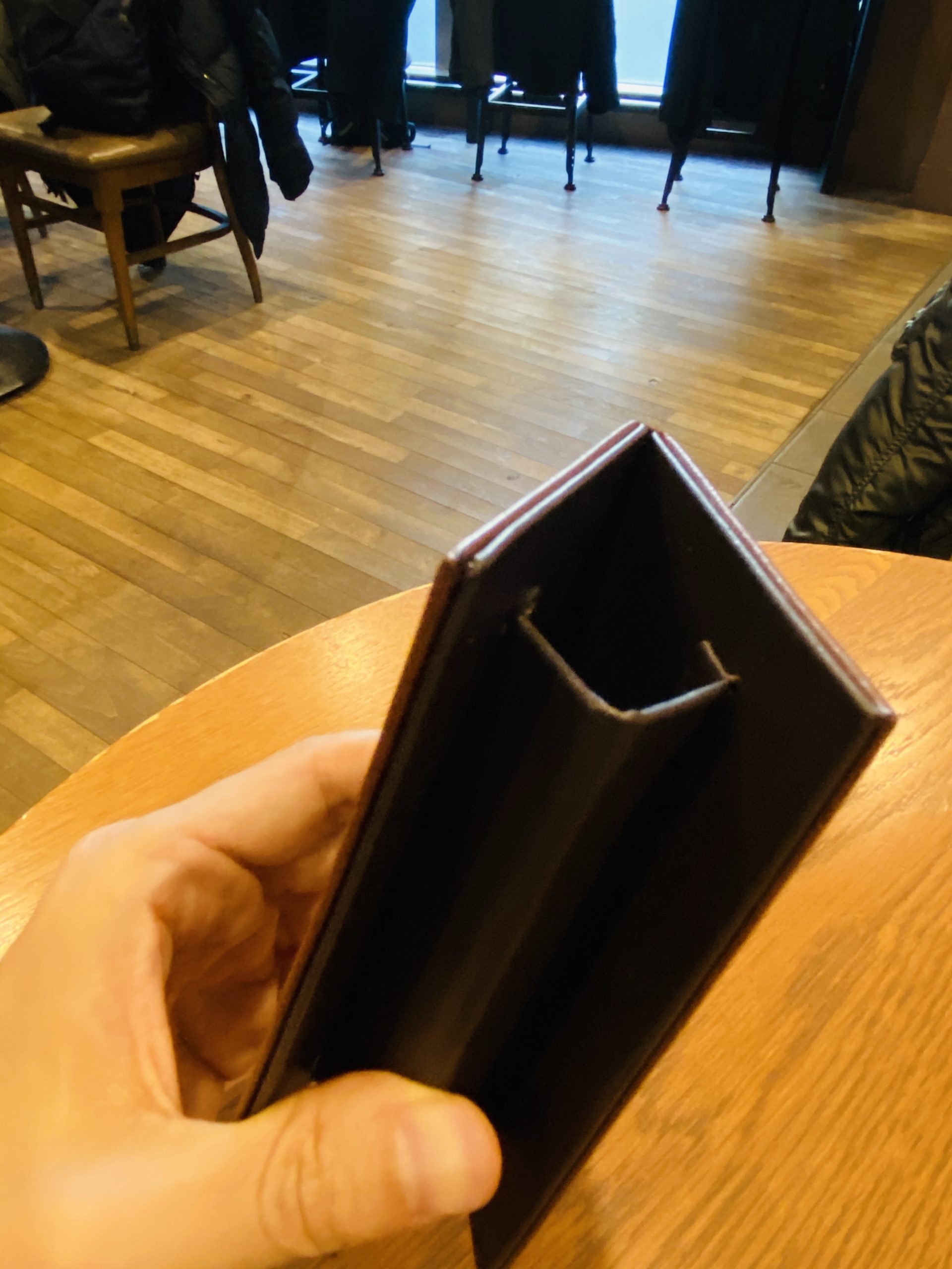 【旅行の持ち物】一人旅のフードコートやカフェでの席取りグッズ【究極の答え】