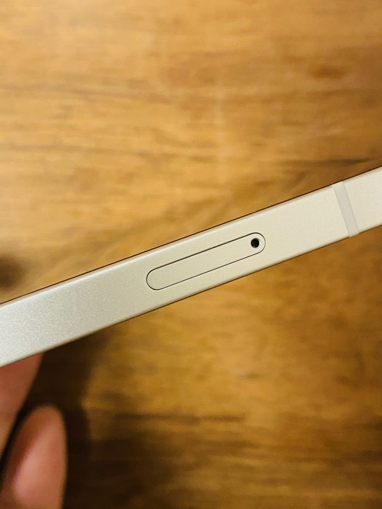【iPhone12】SIMカードの入れ方 入れ替え方法【向きは?】 【iPhone12】SIMカードの入れ方 入れ替え方法【向きは?】