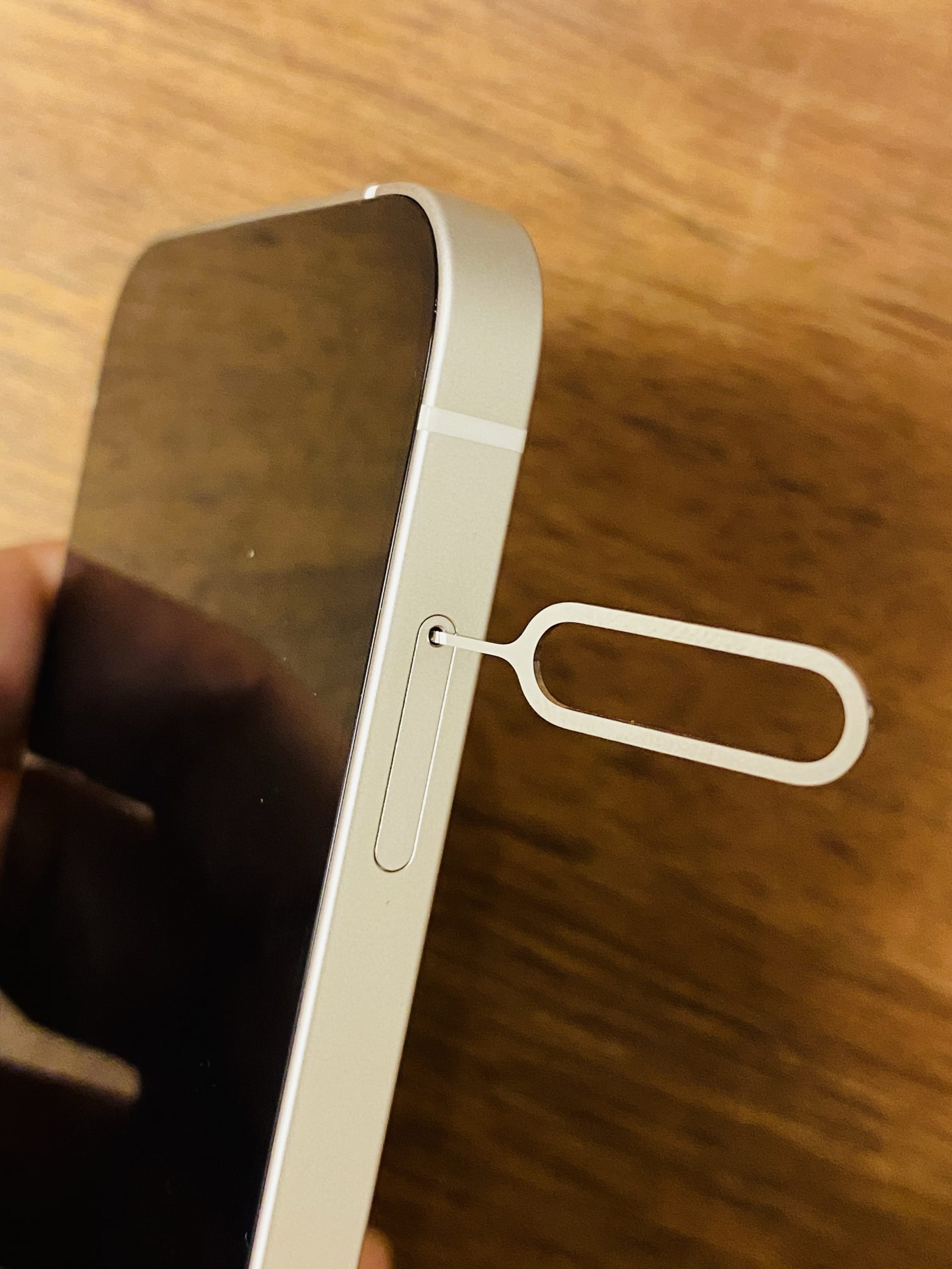 【iPhone12】SIMカードの入れ方 入れ替え方法【向きは？】
