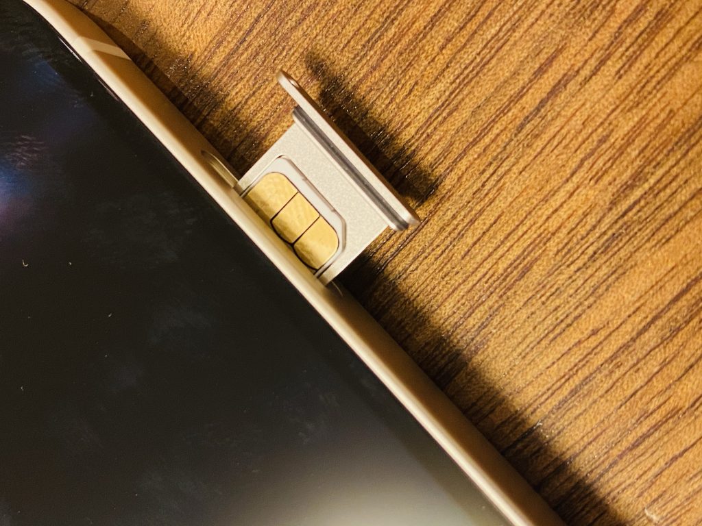 【iPhone12】SIMカードの入れ方 入れ替え方法【向きは?】 【iPhone12】SIMカードの入れ方 入れ替え方法【向きは?】