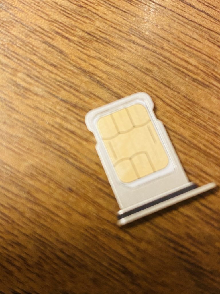 【iPhone12】SIMカードの入れ方 入れ替え方法【向きは?】 【iPhone12】SIMカードの入れ方 入れ替え方法【向きは?】