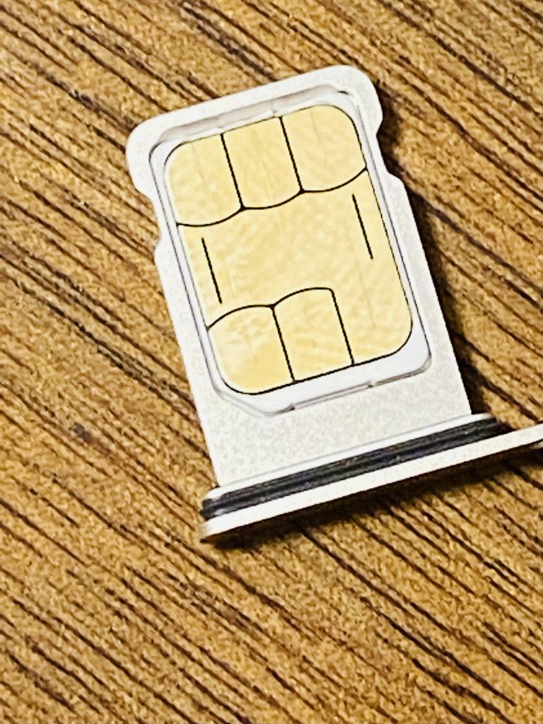 【iPhone12】SIMカードの入れ方 入れ替え方法【向きは?】 【iPhone12】SIMカードの入れ方 入れ替え方法【向きは?】