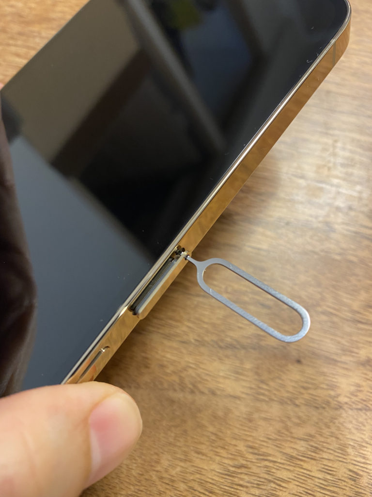 【iPhone13】SIMカードの入れ方 入れ替え方法【向きは?】 【iPhone13】SIMカードの入れ方 入れ替え方法【向きは?】