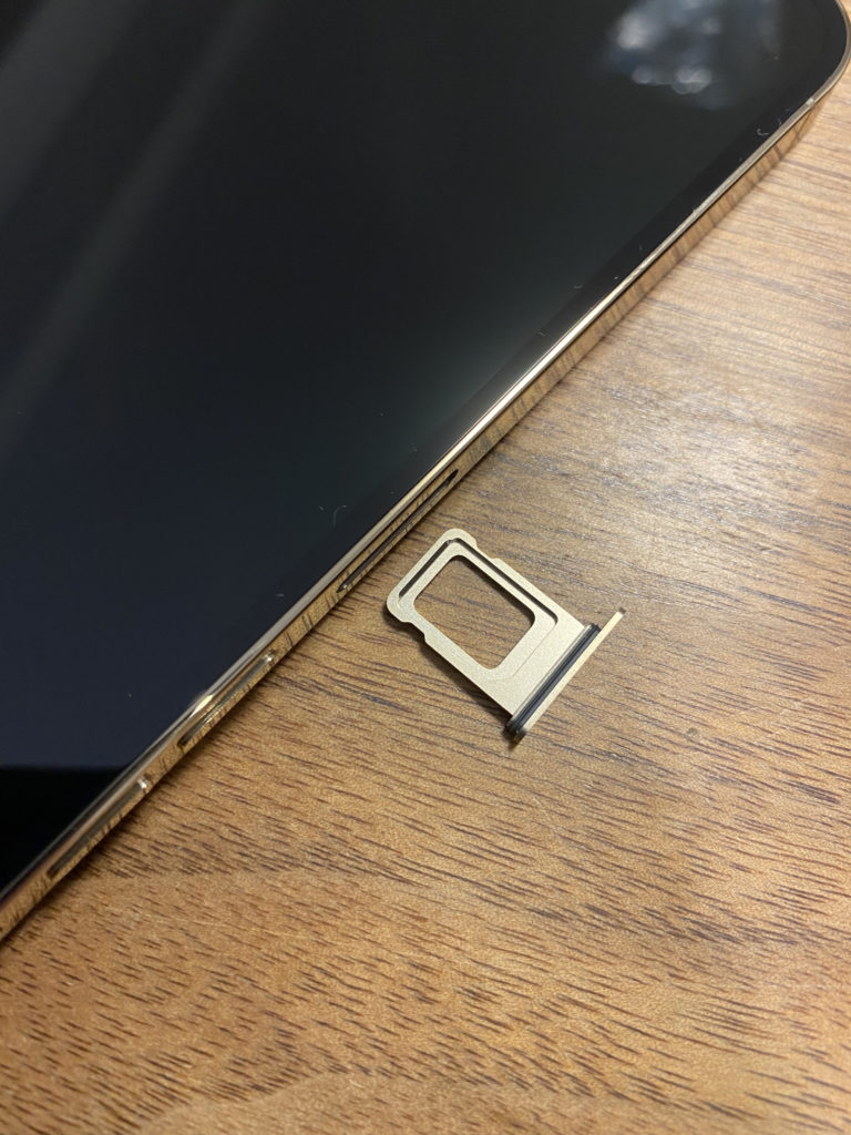 【iPhone13】SIMカードの入れ方 入れ替え方法【向きは?】 【iPhone13】SIMカードの入れ方 入れ替え方法【向きは?】