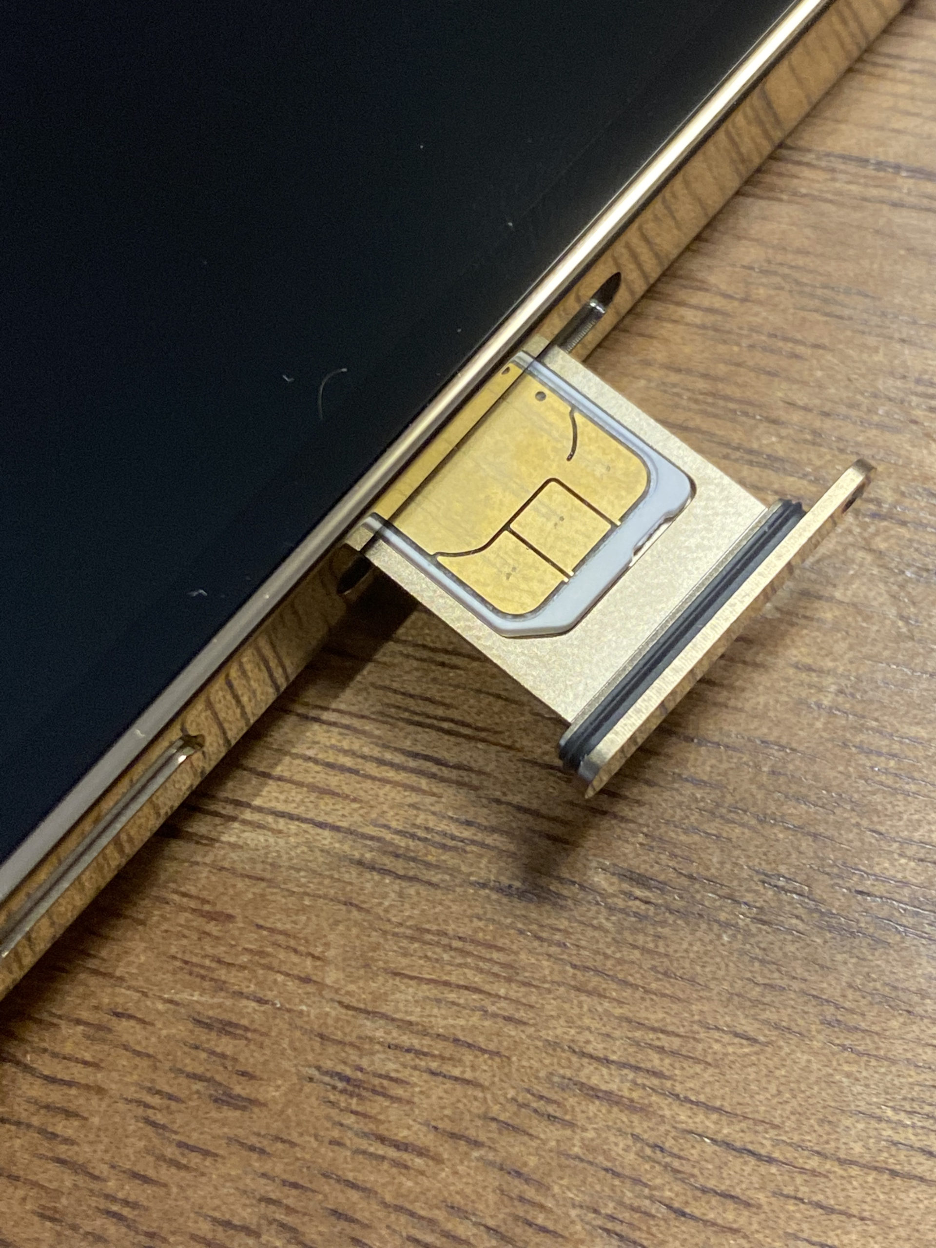 【iPhone13】SIMカードの入れ方 入れ替え方法【向きは？】