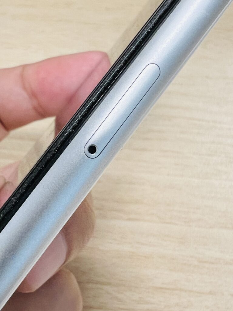 【iPhone SE】SIMカードの入れ方 入れ替え方法【向きは?】 【iPhone SE】SIMカードの入れ方 入れ替え方法【向きは?】