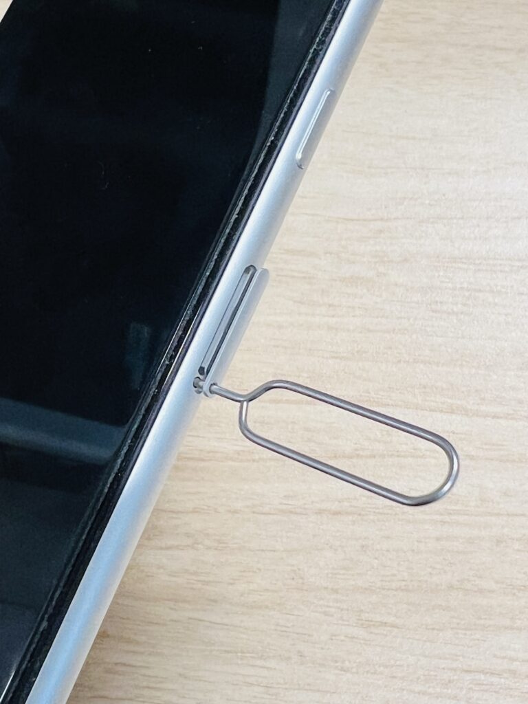 【iPhone SE】SIMカードの入れ方 入れ替え方法【向きは?】 【iPhone SE】SIMカードの入れ方 入れ替え方法【向きは?】