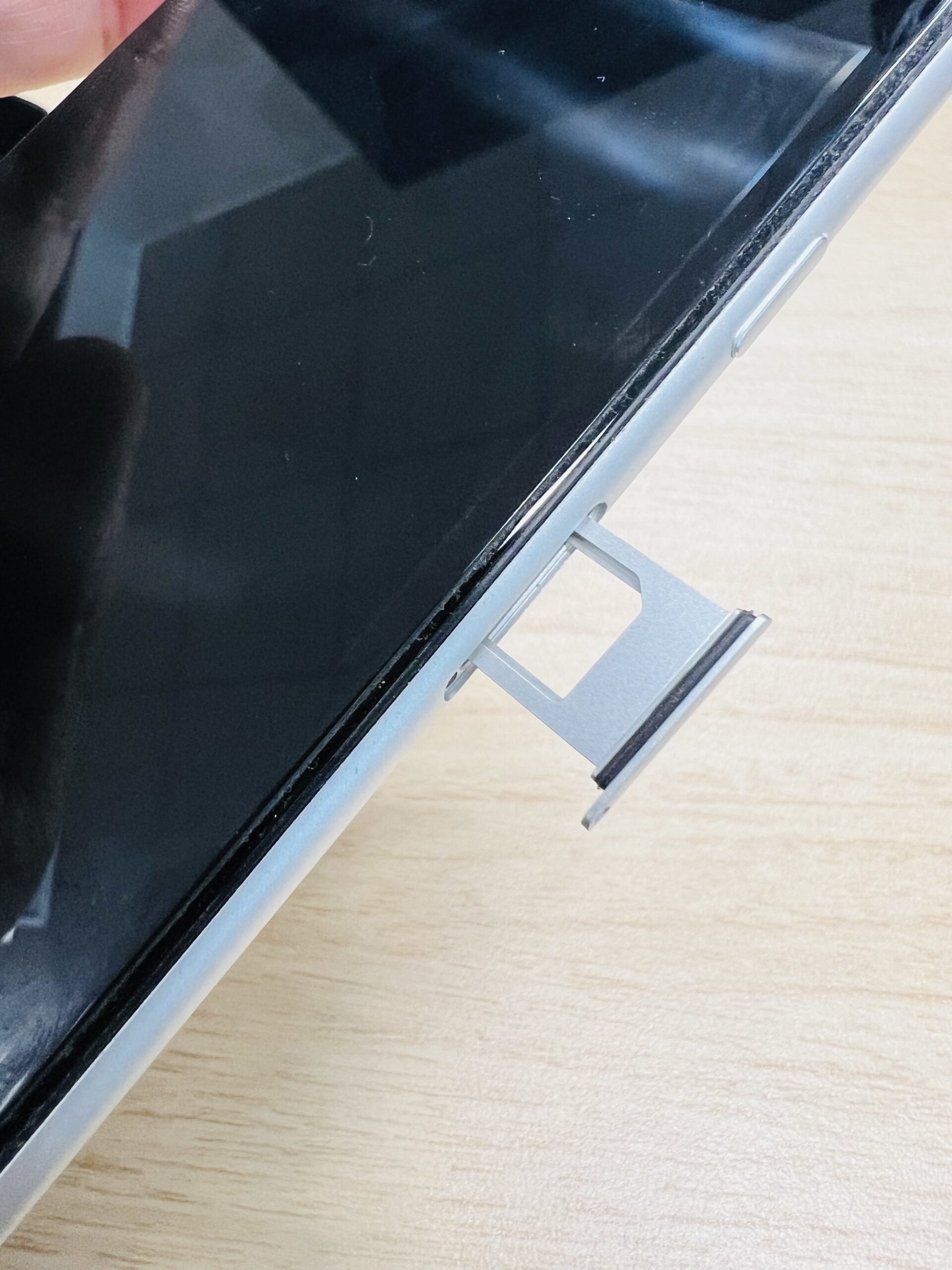 【iPhone SE】SIMカードの入れ方 入れ替え方法【向きは？】
