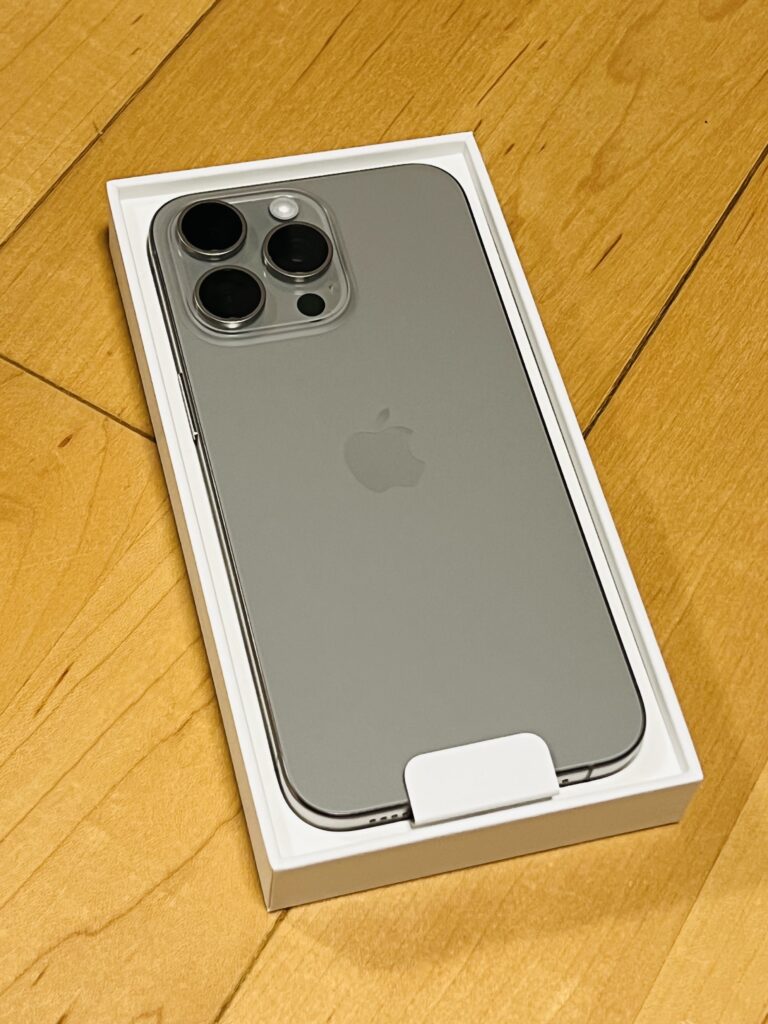 【iPhone15】SIMカードの入れ方 入れ替え方法【向きは?】 【iPhone15】SIMカードの入れ方 入れ替え方法【向きは?】