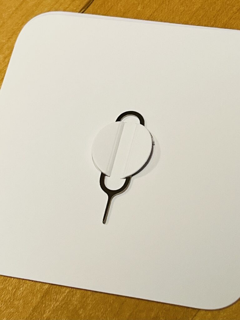 【iPhone15】SIMカードの入れ方 入れ替え方法【向きは?】 【iPhone15】SIMカードの入れ方 入れ替え方法【向きは?】