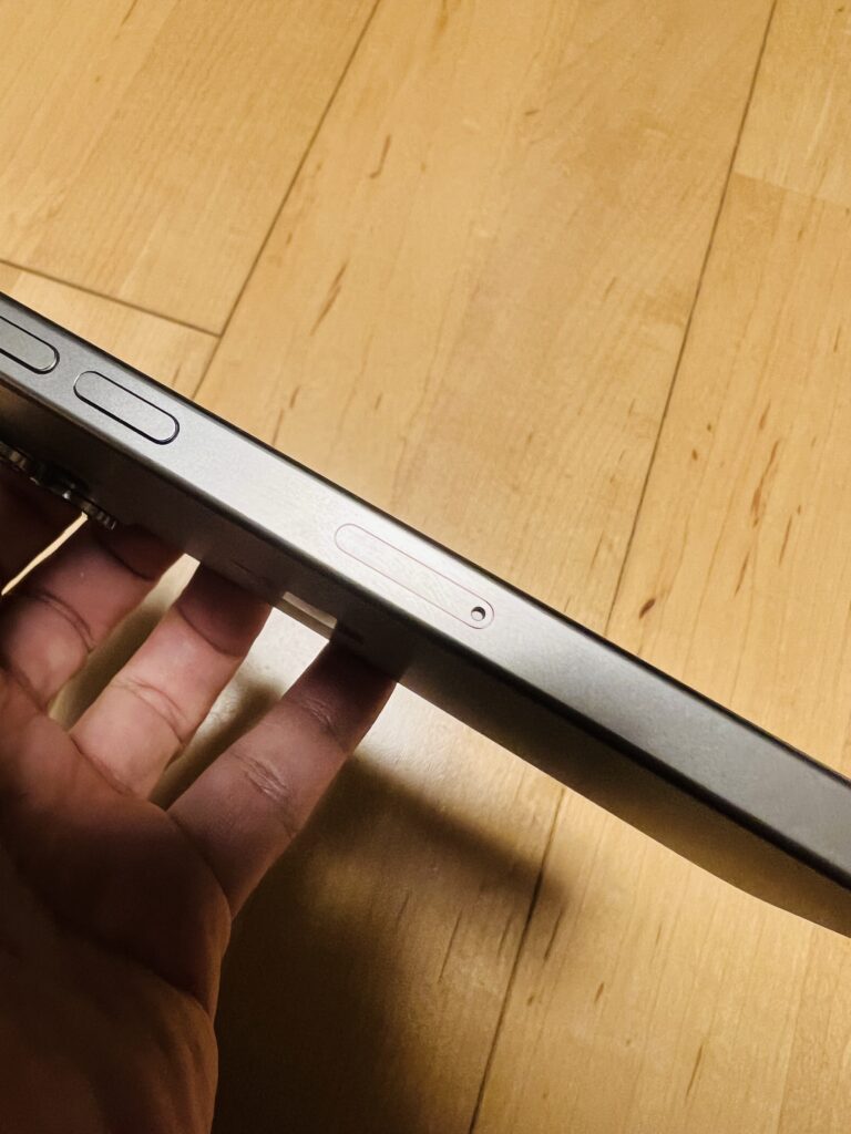 【iPhone15】SIMカードの入れ方 入れ替え方法【向きは?】 【iPhone15】SIMカードの入れ方 入れ替え方法【向きは?】