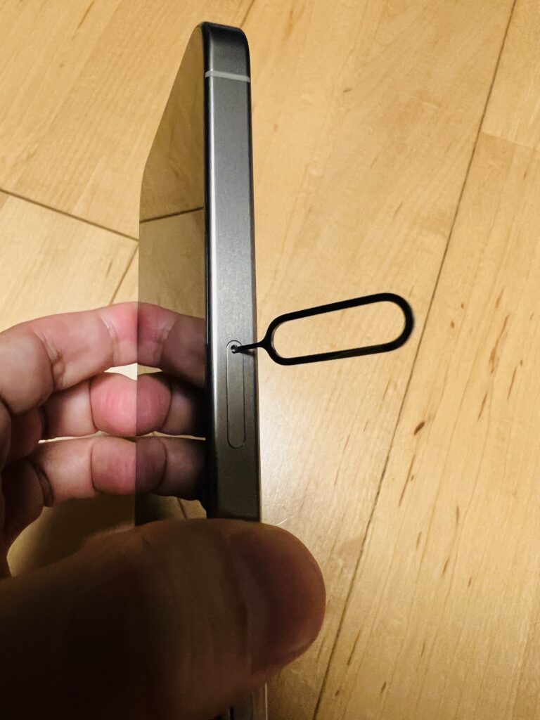 【iPhone15】SIMカードの入れ方 入れ替え方法【向きは?】 【iPhone15】SIMカードの入れ方 入れ替え方法【向きは?】