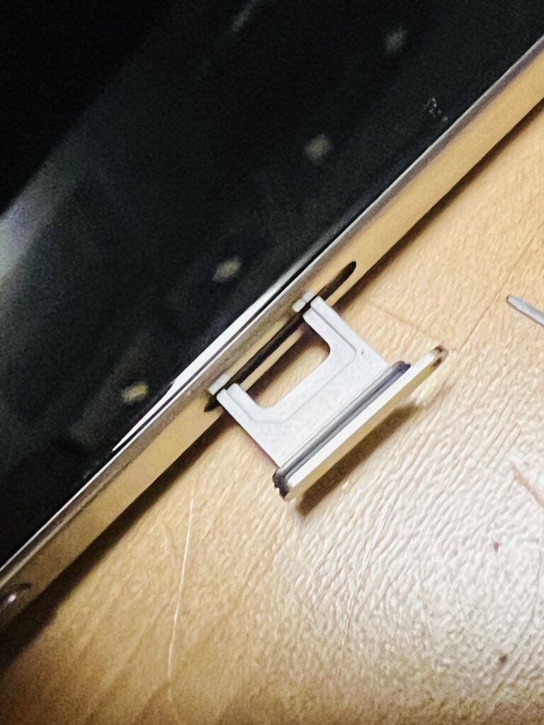 【iPhone15】SIMカードの入れ方 入れ替え方法【向きは?】 【iPhone15】SIMカードの入れ方 入れ替え方法【向きは?】