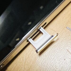 【iPhone15】SIMカードの入れ方 入れ替え方法【向きは？】