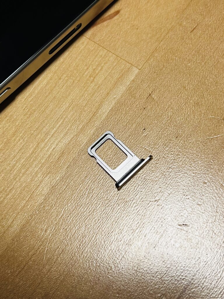 【iPhone15】SIMカードの入れ方 入れ替え方法【向きは?】 【iPhone15】SIMカードの入れ方 入れ替え方法【向きは?】