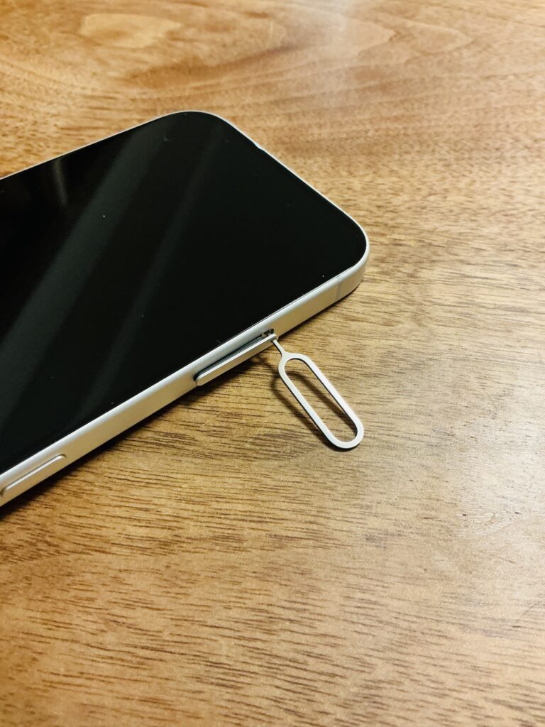 iPhone16 開封の儀とSIMカードの入れ替え方法|初期設定ガイド【SIMカードの向きは?】 iPhone16 開封の儀とSIMカードの入れ替え方法|初期設定ガイド【SIMカードの向きは?】