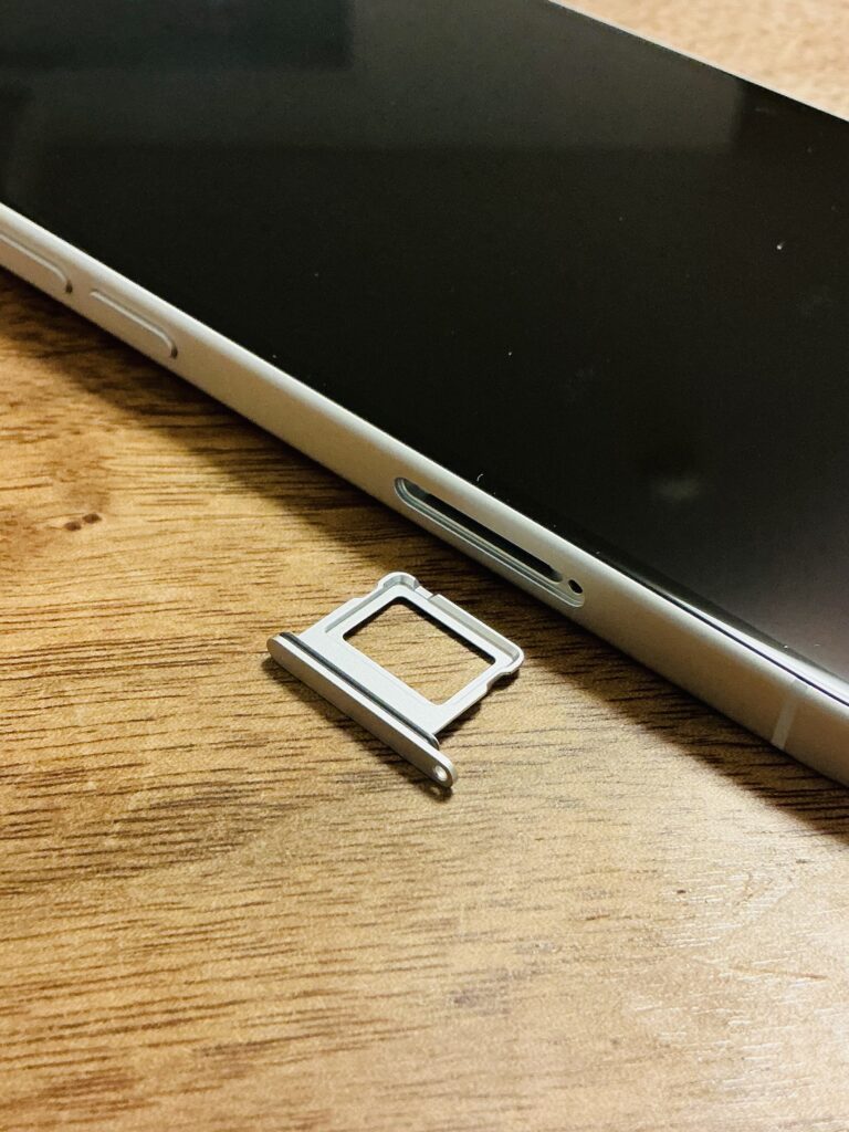 iPhone16 開封の儀とSIMカードの入れ替え方法｜初期設定ガイド【SIMカードの向きは？】 WALK ASIA