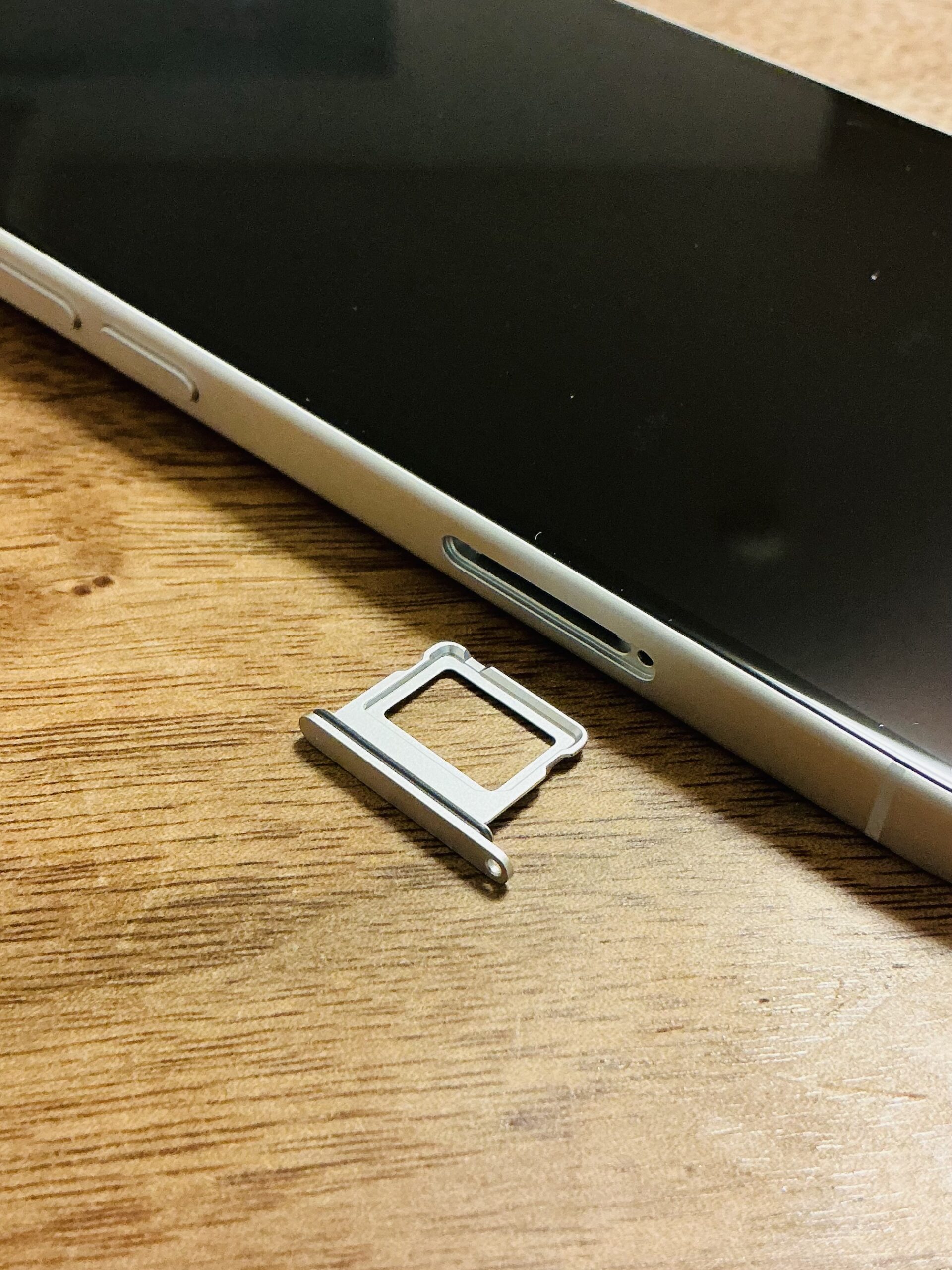 iPhone16 開封の儀とSIMカードの入れ替え方法｜初期設定ガイド【SIMカードの向きは？】