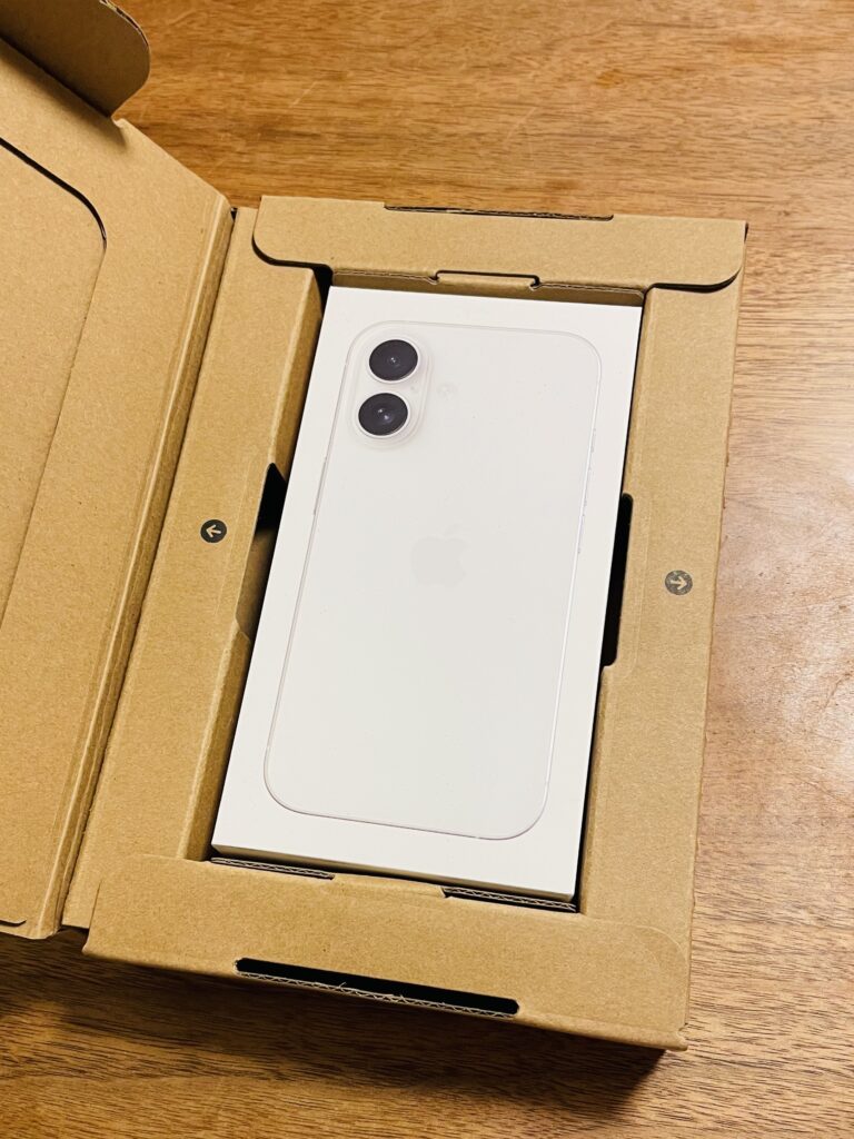 iPhone16 開封の儀とSIMカードの入れ替え方法|初期設定ガイド【SIMカードの向きは?】 iPhone16 開封の儀とSIMカードの入れ替え方法|初期設定ガイド【SIMカードの向きは?】