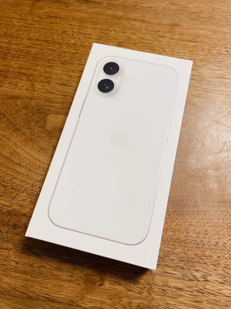 iPhone16 開封の儀とSIMカードの入れ替え方法|初期設定ガイド【SIMカードの向きは?】 iPhone16 開封の儀とSIMカードの入れ替え方法|初期設定ガイド【SIMカードの向きは?】