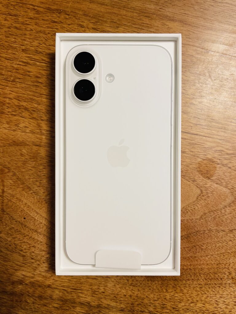 iPhone16 開封の儀とSIMカードの入れ替え方法|初期設定ガイド【SIMカードの向きは?】 iPhone16 開封の儀とSIMカードの入れ替え方法|初期設定ガイド【SIMカードの向きは?】