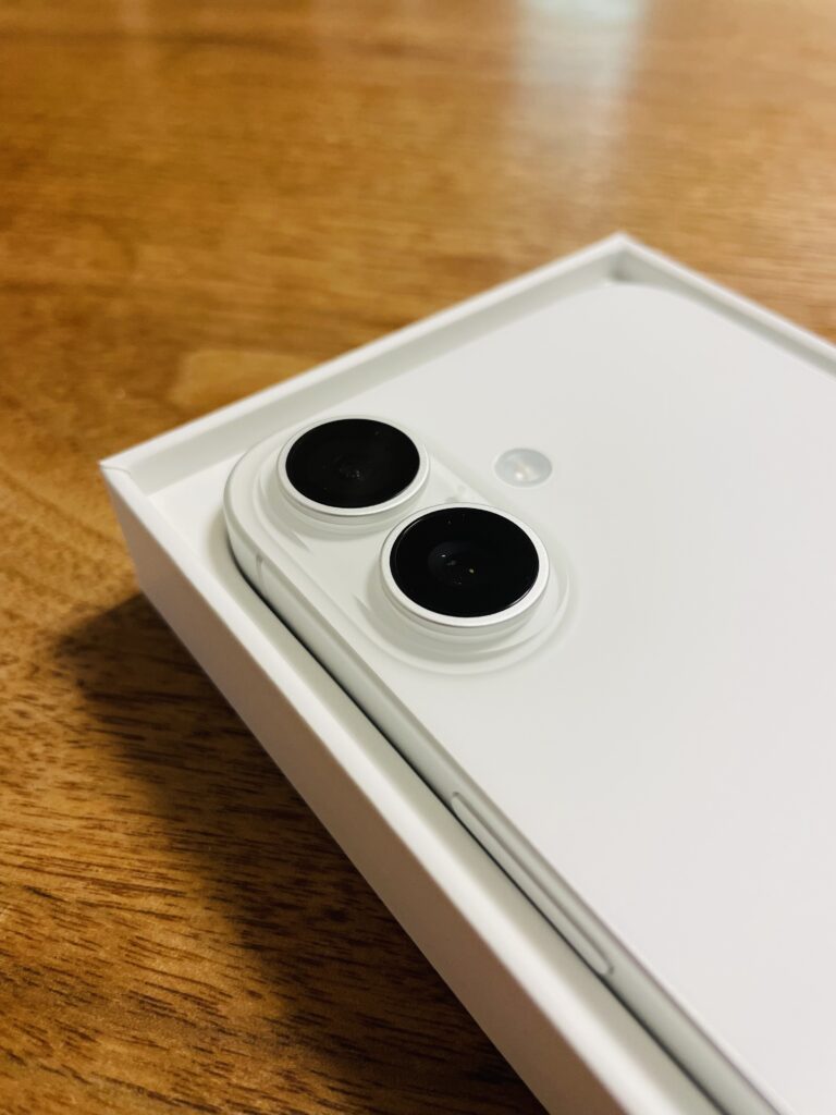iPhone16 開封の儀とSIMカードの入れ替え方法|初期設定ガイド【SIMカードの向きは?】 iPhone16 開封の儀とSIMカードの入れ替え方法|初期設定ガイド【SIMカードの向きは?】