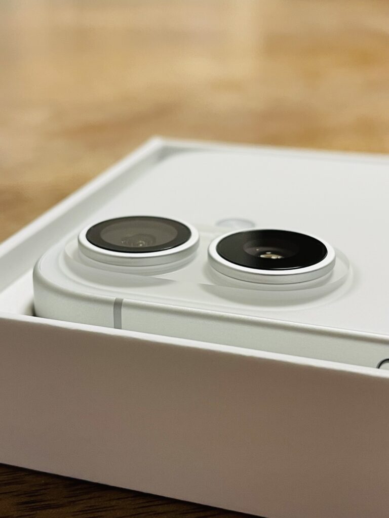 iPhone16 開封の儀とSIMカードの入れ替え方法|初期設定ガイド【SIMカードの向きは?】 iPhone16 開封の儀とSIMカードの入れ替え方法|初期設定ガイド【SIMカードの向きは?】