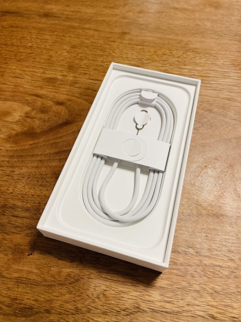 iPhone16 開封の儀とSIMカードの入れ替え方法|初期設定ガイド【SIMカードの向きは?】 iPhone16 開封の儀とSIMカードの入れ替え方法|初期設定ガイド【SIMカードの向きは?】