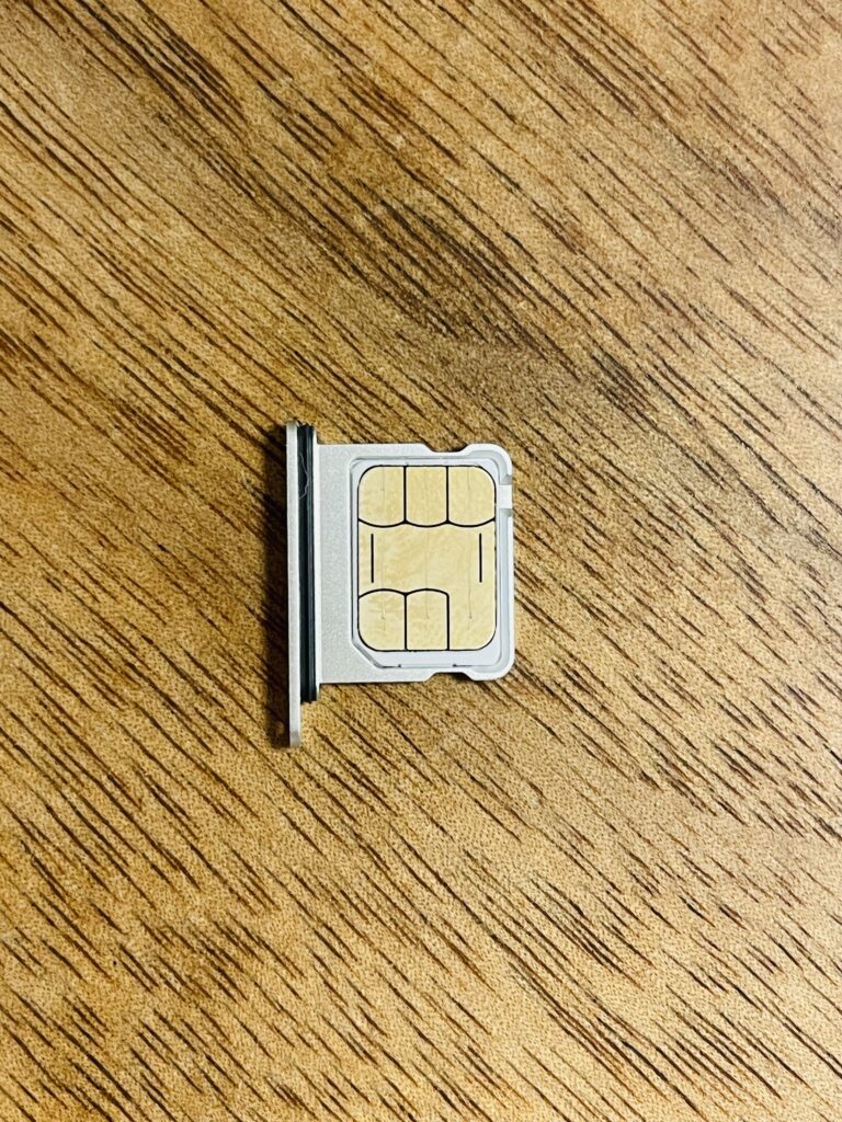 iPhone16 開封の儀とSIMカードの入れ替え方法|初期設定ガイド【SIMカードの向きは?】 iPhone16 開封の儀とSIMカードの入れ替え方法|初期設定ガイド【SIMカードの向きは?】