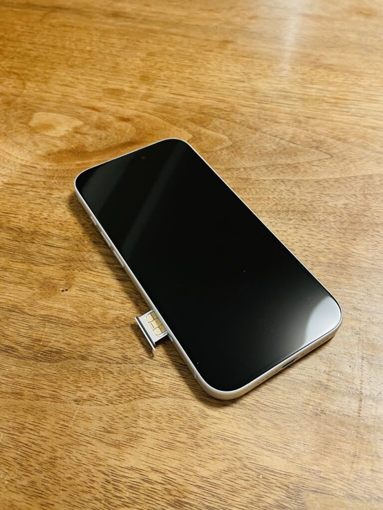 iPhone16 開封の儀とSIMカードの入れ替え方法|初期設定ガイド【SIMカードの向きは?】 iPhone16 開封の儀とSIMカードの入れ替え方法|初期設定ガイド【SIMカードの向きは?】