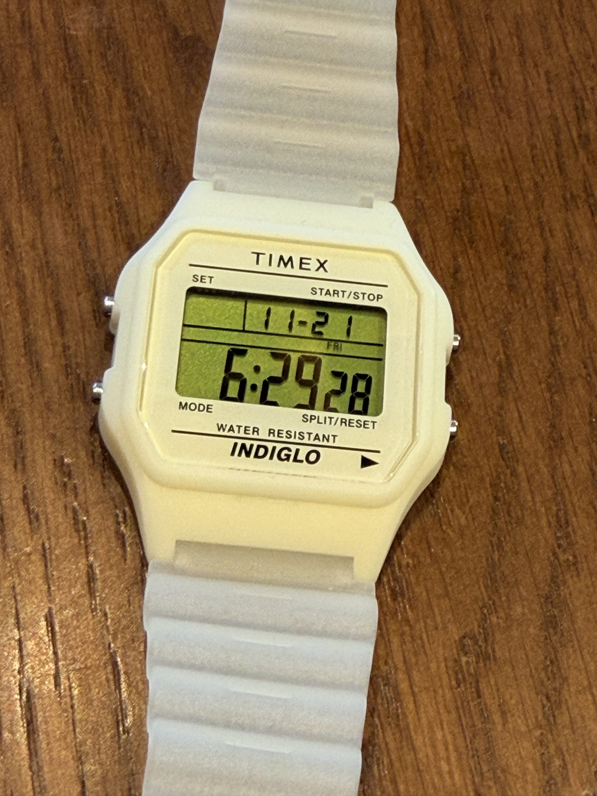 TIMEX T80 グローインザダークの時間設定方法と実用レビュー｜旅ブロガーが選んだ“光る一本”