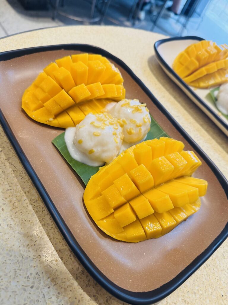 【バンコク旅行記2025】Ep07 サイアムスクエアでマンゴ・タンゴのカオニャオマムアンを食べる