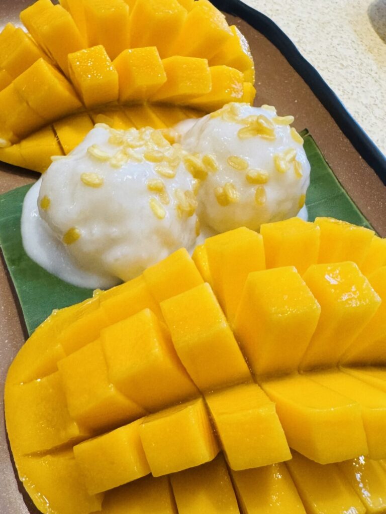 【バンコク旅行記2025】Ep07 サイアムスクエアでマンゴ・タンゴのカオニャオマムアンを食べる